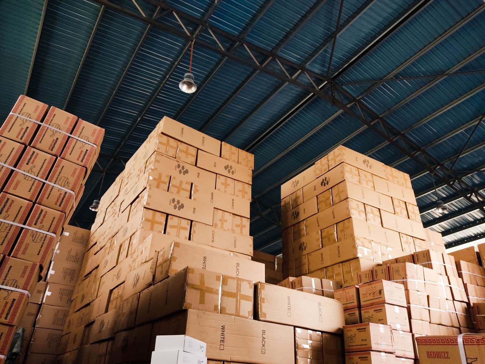 Cartons empilés dans un entrepôt — groupage et consolidation de marchandises.
