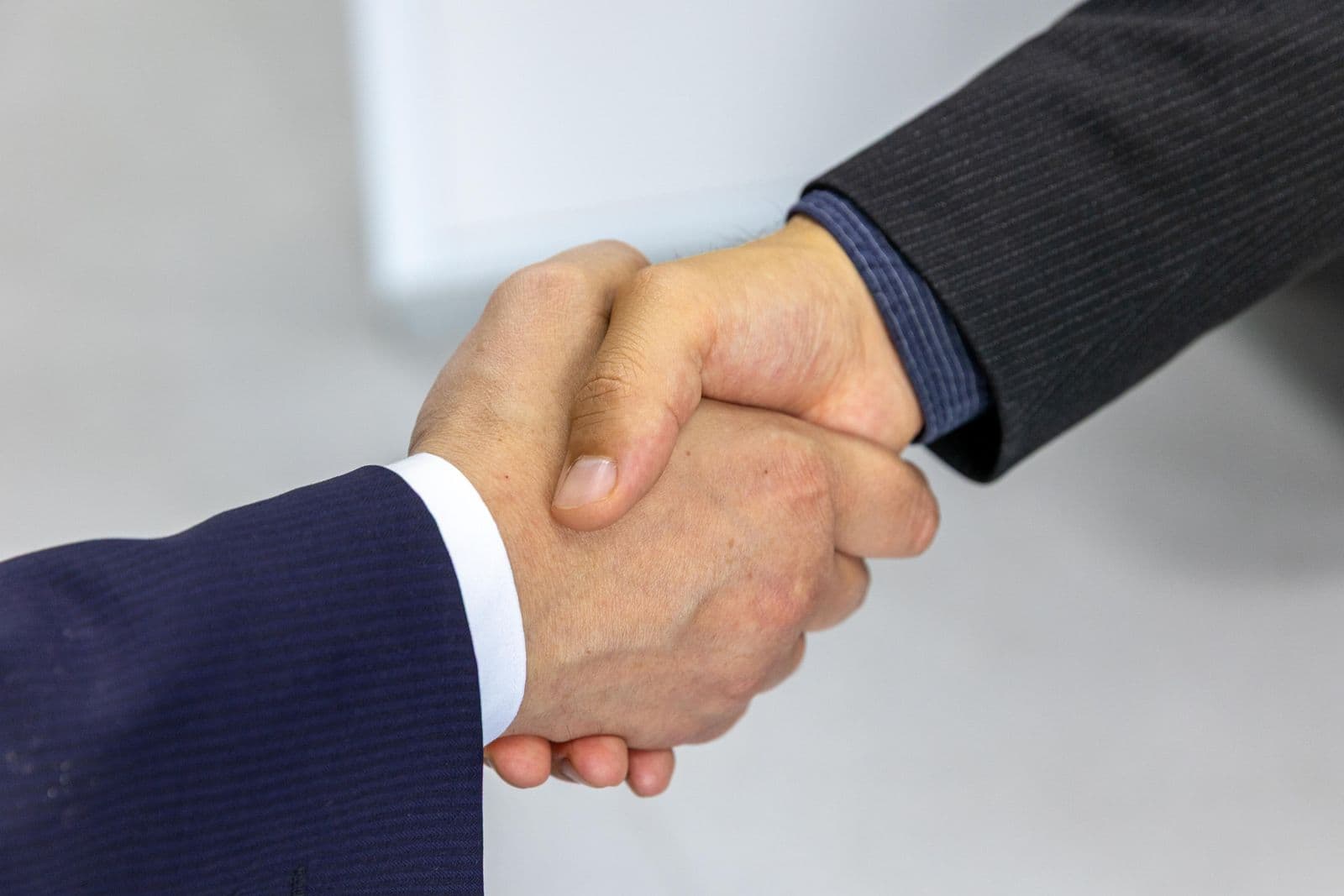 Poignée de main entre deux professionnels — négociation commerciale.